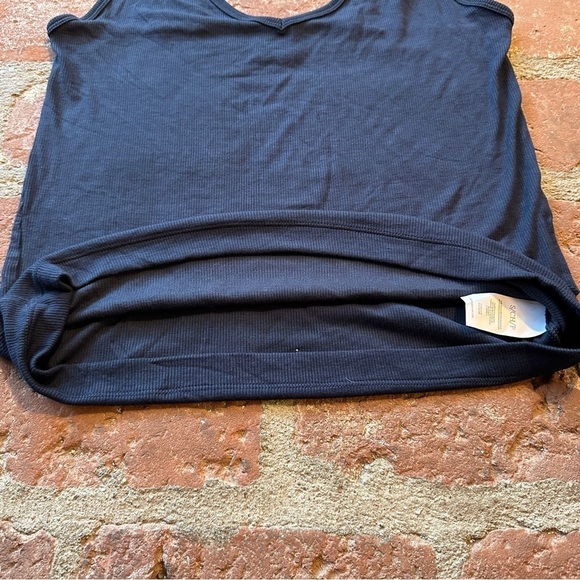 Navy blue CAbi Busy Tank size small summer fun - Picture 8 of 16
